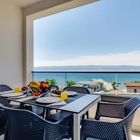 Luxury Beachfront Apartment *