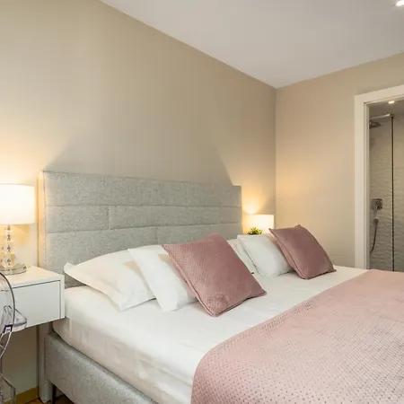 Luxury Beachfront Apartment Duće