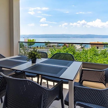 Luxury Beachfront Apartment *