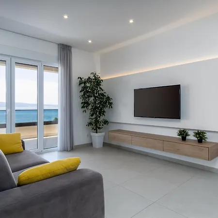 Luxury Beachfront Apartment *