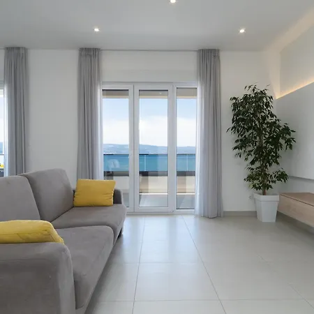 Luxury Beachfront Apartment *