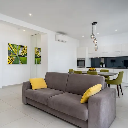 Luxury Beachfront Apartment Duće