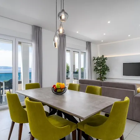 Luxury Beachfront Apartment *