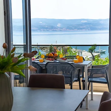 Luxury Beachfront Apartment Duće